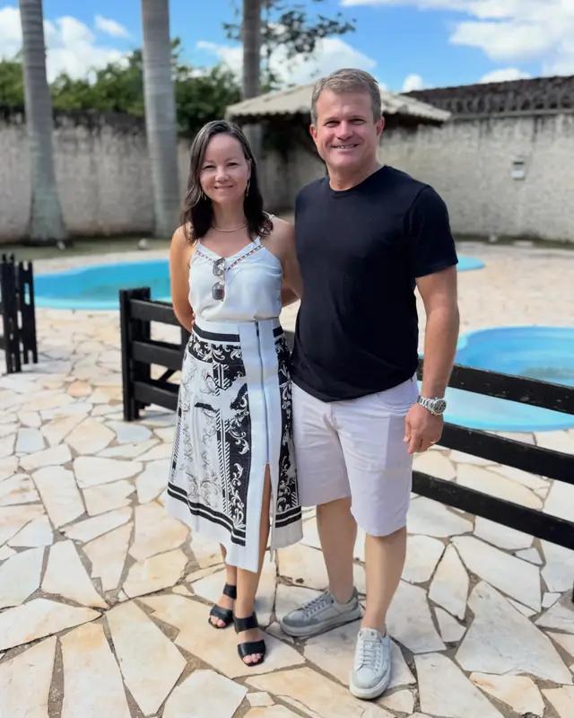 Maria Inês e Luciano, anfitriões da Chácara Império, sorrindo ao lado da piscina